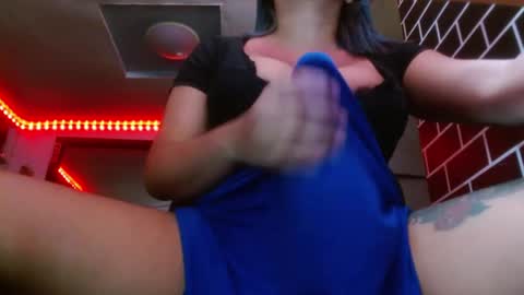 Snapshot of 11inchmonstercock4u chatting on December 4, 2:20 am i am trixie im Your Selfsucking Mistress online show from December 4, 2:20 am