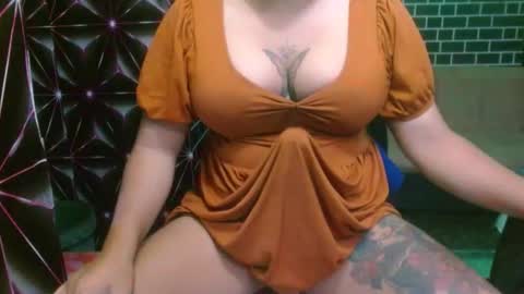 Snapshot of 11inchmonstercock4u chatting on April 6, 2:53 am i am trixie im Your Selfsucking Mistress online show from April 6, 2:53 am