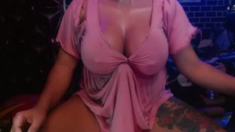 Snapshot of 11inchmonstercock4u chatting on June 22, 4:31 am i am trixie im Your Selfsucking Mistress online show from June 22, 4:31 am