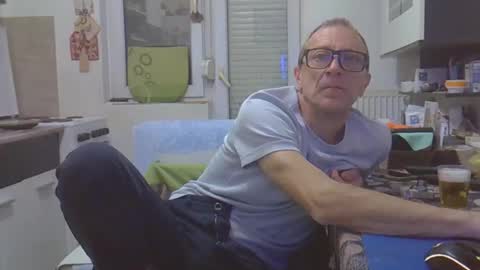 Snapshot of 1973man chatting on February 20, 12:07 am 1973man online show from February 20, 12:07 am