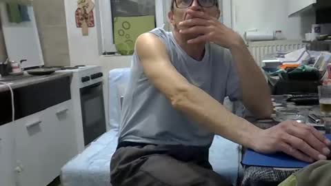 Snapshot of 1973man chatting on March 1, 7:27 pm 1973man online show from March 1, 7:27 pm
