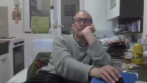 Snapshot of 1973man chatting on March 25, 10:49 pm 1973man online show from March 25, 10:49 pm