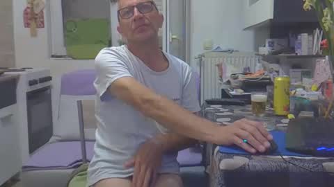 Snapshot of 1973man chatting on May 31, 11:17 pm 1973man online show from May 31, 11:17 pm