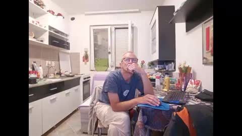 Snapshot of 1973man chatting on June 8, 10:32 pm 1973man online show from June 8, 10:32 pm