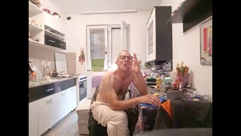 Snapshot of 1973man chatting on June 9, 10:38 am 1973man online show from June 9, 10:38 am