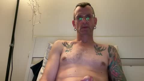 Snapshot of 1_hot_minute chatting on June 1, 7:37 pm J online show from June 1, 7:37 pm