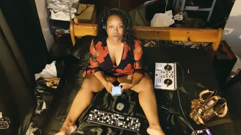 Snapshot of 1lookurhooked chatting on February 19, 2:44 am Lillycakes online show from February 19, 2:44 am