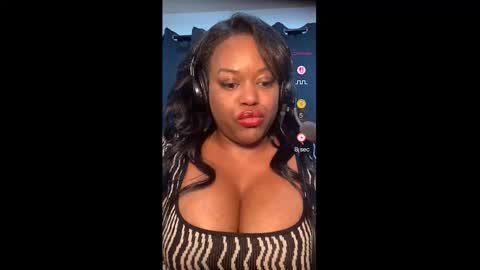 Snapshot of 1lookurhooked chatting on February 16, 2:40 am Lillycakes online show from February 16, 2:40 am