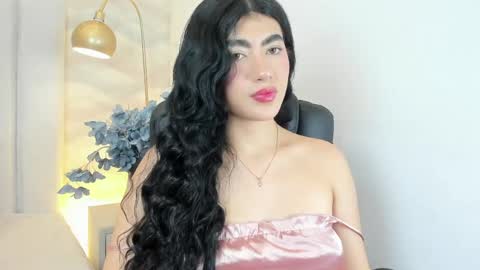 Snapshot of 1m_emily chatting on April 7, 9:37 pm . online show from April 7, 9:37 pm