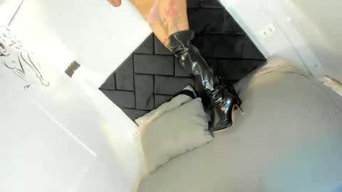 Snapshot of 2damnh0t_slut chatting on February 17, 6:36 pm haduki online show from February 17, 6:36 pm