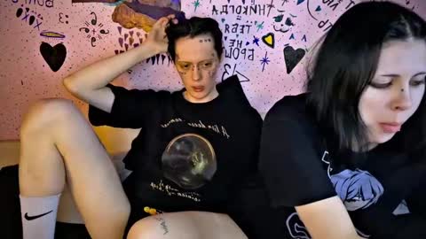 Snapshot of 2emo4fam chatting on December 9, 9:05 pm 2emo4fam online show from December 9, 9:05 pm