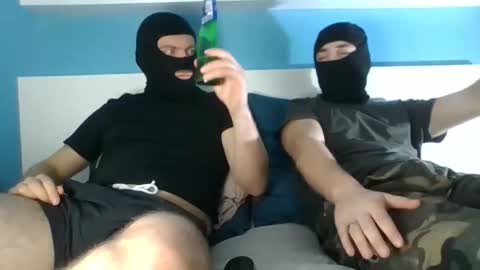 Snapshot of 2frenchfriends chatting on October 28, 8:11 pm 2frenchfriends online show from October 28, 8:11 pm