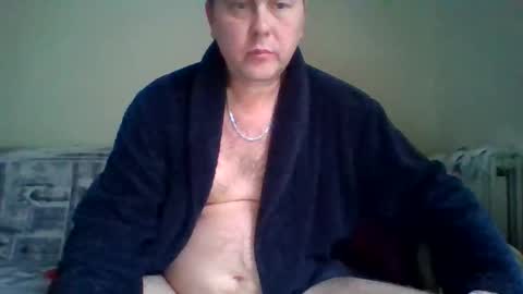 Snapshot of 2ndlipeater chatting on October 9, 6:55 am Girts online show from October 9, 6:55 am