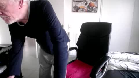 Snapshot of 73yves chatting on January 6, 7:56 am 73yves online show from January 6, 7:56 am