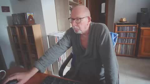 Snapshot of 7thsojourn chatting on October 14, 7:20 am Papi online show from October 14, 7:20 am