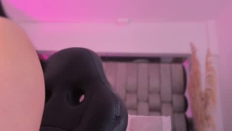 Snapshot of _abbymiller_ chatting on October 27, 12:09 pm Abbye Miller online show from October 27, 12:09 pm