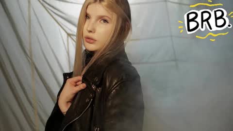 Snapshot of _aleksa chatting on November 19, 6:41 pm Alexa online show from November 19, 6:41 pm