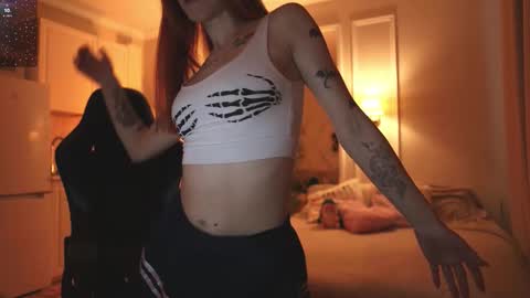 Snapshot of _alice_meyss_ chatting on November 26, 9:43 am _alice_meyss_ online show from November 26, 9:43 am