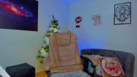 Snapshot of _alicelewis chatting on December 21, 11:44 am Alice online show from December 21, 11:44 am