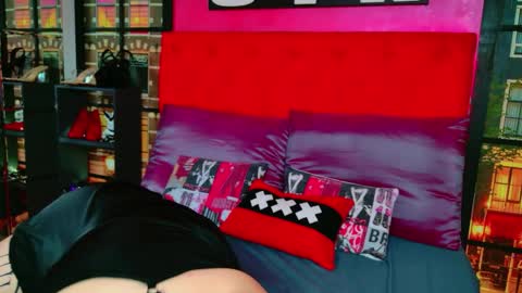 Snapshot of _allisson__ chatting on April 11, 1:43 am Alison online show from April 11, 1:43 am