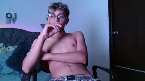 Snapshot of _andrew_willyams chatting on January 10, 10:57 pm Andres online show from January 10, 10:57 pm