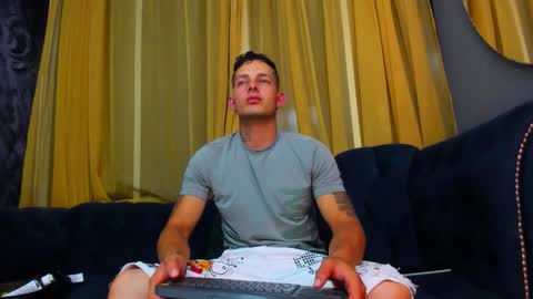 Angel Rivera online show from February 7, 1:20 am