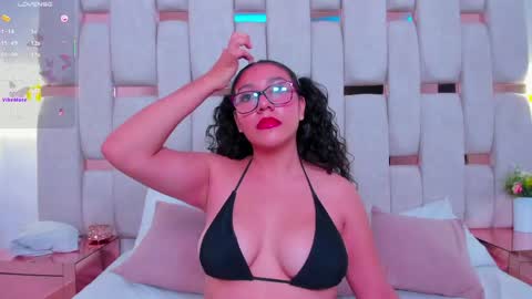 Snapshot of _aria_jones chatting on June 2, 10:23 pm Aria online show from June 2, 10:23 pm