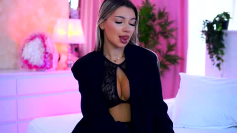 Snapshot of _arielle chatting on October 2, 8:21 am Arielle online show from October 2, 8:21 am