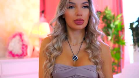 Snapshot of _arielle chatting on October 10, 8:57 am Arielle online show from October 10, 8:57 am