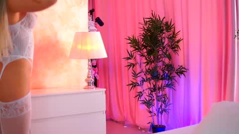 Snapshot of _arielle chatting on October 25, 8:55 am Arielle online show from October 25, 8:55 am