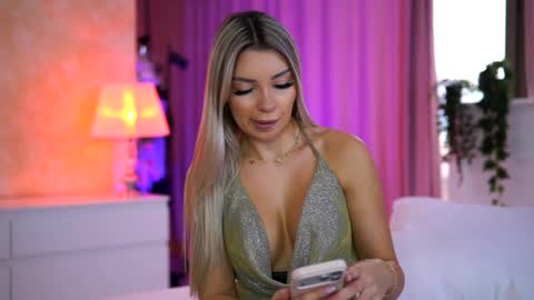 Snapshot of _arielle chatting on December 3, 10:02 am Arielle online show from December 3, 10:02 am