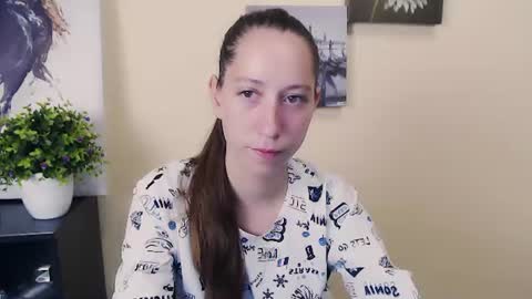 Snapshot of _astraia_ chatting on June 9, 7:20 am _astraia_ online show from June 9, 7:20 am