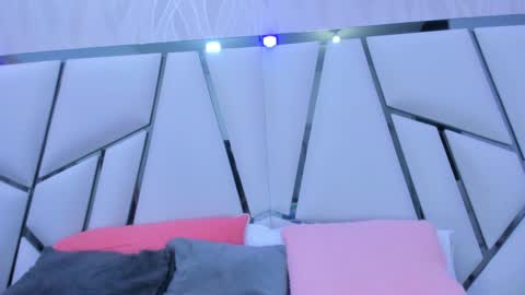 Aura online show from February 7, 3:12 am