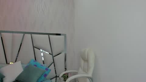 Snapshot of _aurora18 chatting on April 23, 3:08 am Aura online show from April 23, 3:08 am