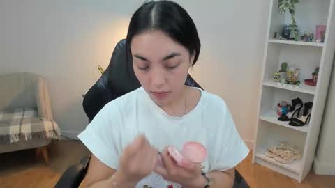 Snapshot of _bellaevans_ chatting on February 24, 6:00 am Bella Evans online show from February 24, 6:00 am