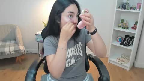 Snapshot of _bellaevans_ chatting on March 3, 5:46 am Bella Evans online show from March 3, 5:46 am