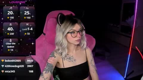 Snapshot of _black_fox__ chatting on February 17, 12:29 am Olivia Subscribe to my Fansly - online show from February 17, 12:29 am