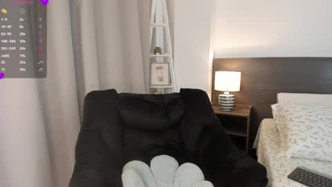 Snapshot of _bleuelune chatting on February 19, 12:50 am Mary online show from February 19, 12:50 am