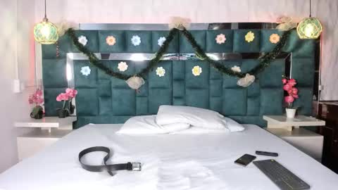 Snapshot of _bonnyandclyde chatting on December 15, 11:47 am _bonnyandclyde online show from December 15, 11:47 am