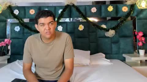 _bonnyandclyde online show from December 20, 11:39 am