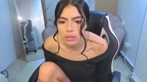 _charlottee_b online show from June 17, 1:01 pm