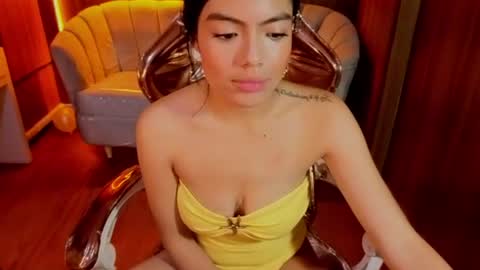 _charlottee_b online show from July 26, 12:45 pm