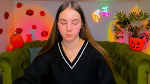 Snapshot of _cuddle_bug_ chatting on November 13, 6:23 am Erika online show from November 13, 6:23 am