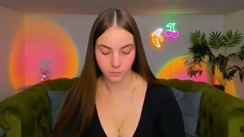 Snapshot of _cuddle_bug_ chatting on December 2, 1:17 pm Erika online show from December 2, 1:17 pm