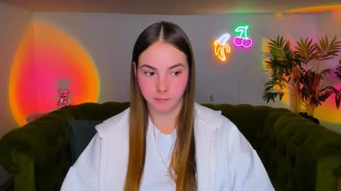 Snapshot of _cuddle_bug_ chatting on December 3, 7:01 pm Erika online show from December 3, 7:01 pm