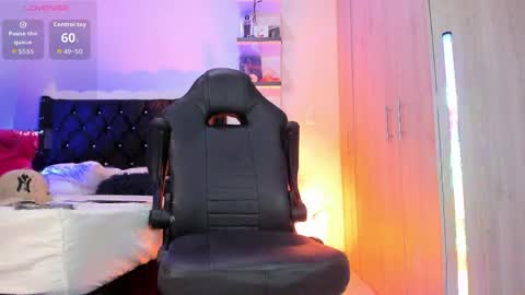 Snapshot of _duriel chatting on April 4, 8:28 pm Duriel online show from April 4, 8:28 pm