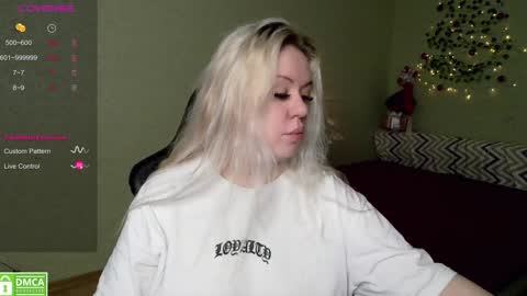 chloue and Gretta online show from December 25, 8:40 am