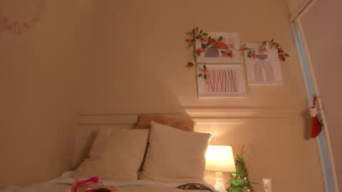 Hi Im Emily online show from December 19, 2:24 pm