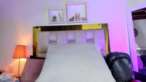 Snapshot of _emily_r chatting on October 4, 12:14 pm Isabella online show from October 4, 12:14 pm