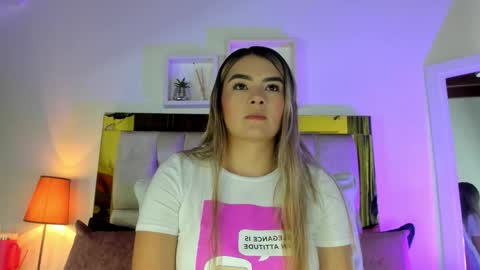 Snapshot of _emily_r chatting on October 7, 12:02 pm Isabella online show from October 7, 12:02 pm